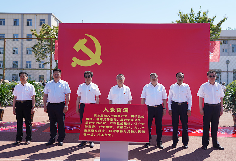 03c1edfa3fcb4626be600174fad35cc1.jpg 领导班子.jpg