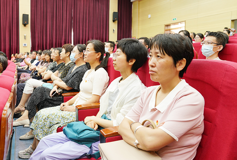 集中观看现场.jpg