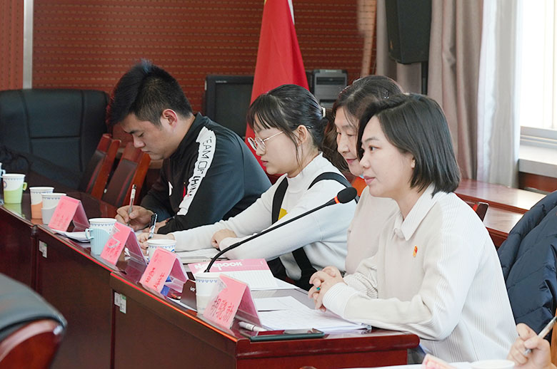 与会代表发言.jpg