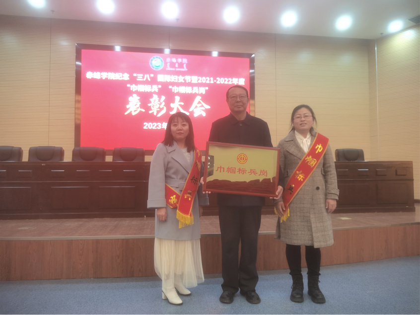 巾帼标兵.jpg
