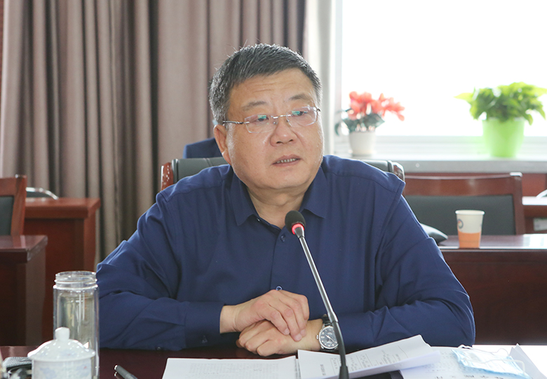 fc221e094a0f4de5aeb759bf9448fd0e.jpg 雷校长.jpg